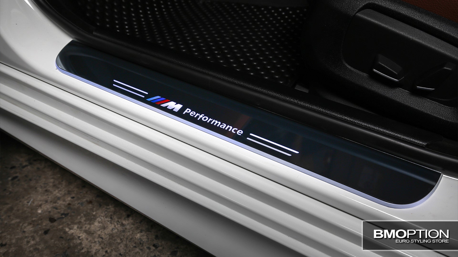 กาบบันไดมีไฟ M Performance LED Illuminated Sill Plate - Aeroform Thailand